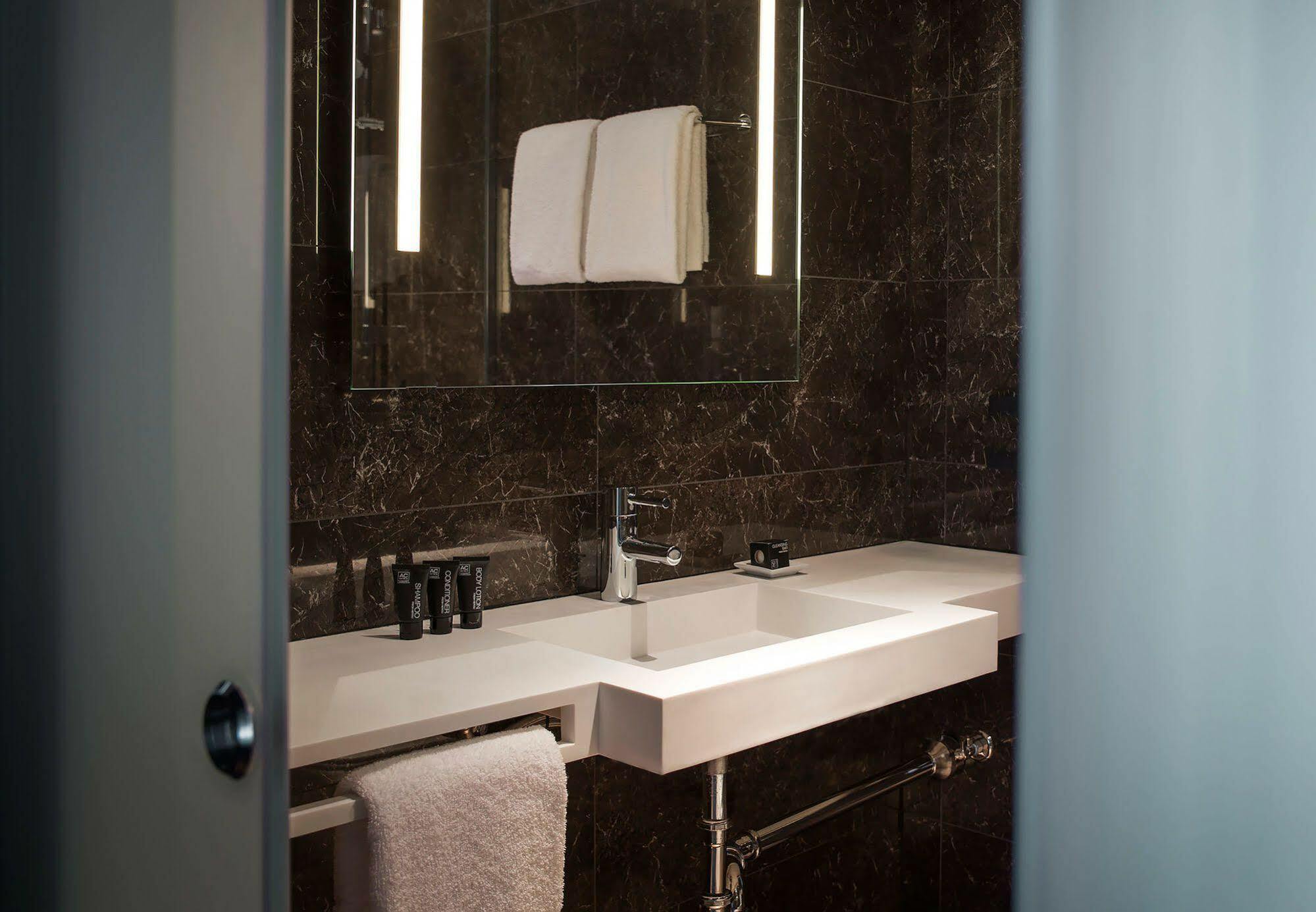 Ac Hotel By Marriott Boston Downtown Екстериор снимка